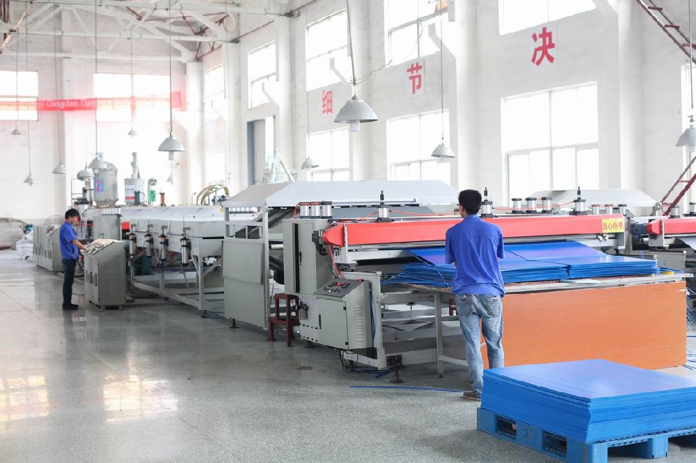 公司新上超宽（2600MM宽）塑料中空板生产线